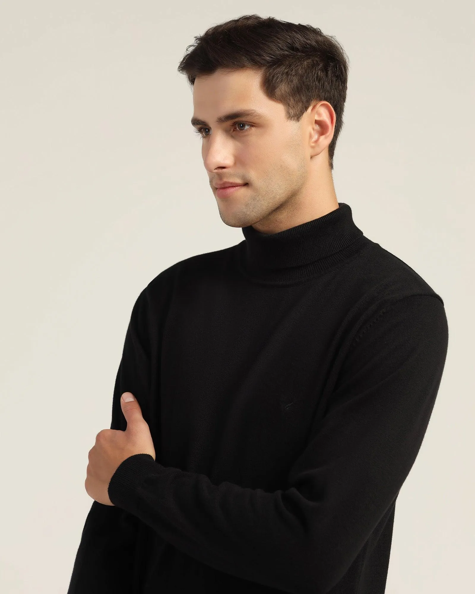 Turtle Neck Black Solid Sweater - Lake